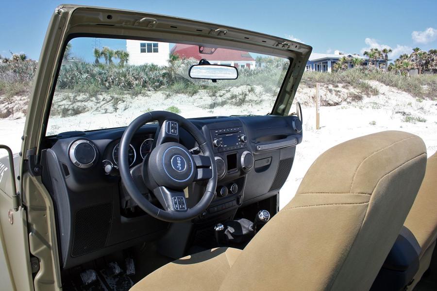 Интерьер Jeep Wrangler 75th Salute Concept (JK) 2016 года  (фото 2 из 12)